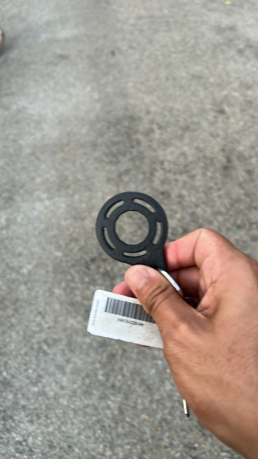 Customer photo of the Cloudial carbon fiber keychain spinner and its slotted 3D-printed body